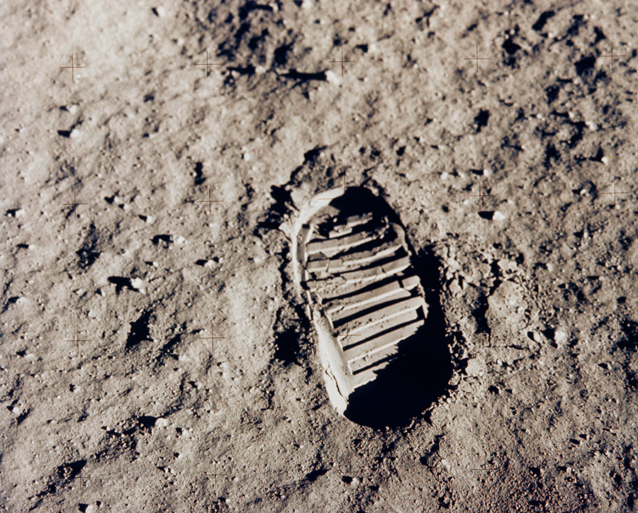 20 июля 1969 года астронавты высадились на Луне. Перед этим Олдрин, как старейшина пресвитерианской церкви, провел церковную службу. Армстронг, будучи атеистом, не принимал в ней участия.

По словам астронавтов, двигаться по поверхности Луны оказалось легче, чем во время имитаций высадки на Земле. Они также отмечали, что лунный грунт очень легкий, его можно подбросить вверх мысками ботинок, а ноги в нем не утопают
