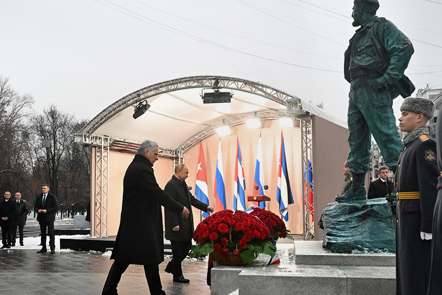 Путин и президент Кубы открыли памятник Фиделю Кастро в Москве