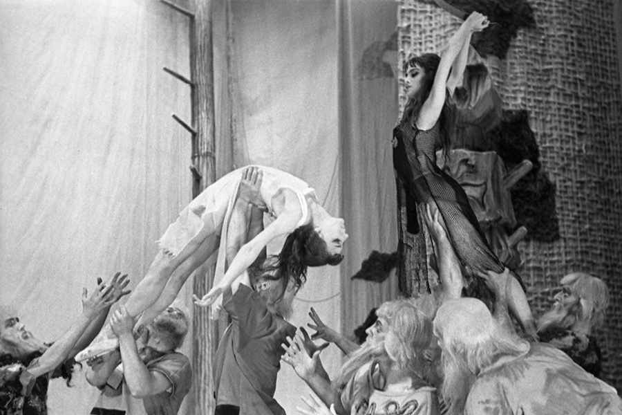 Наталия Касаткина (справа) на сцене Большого театра СССР в балете &laquo;Весна священная&raquo;, 1965 год