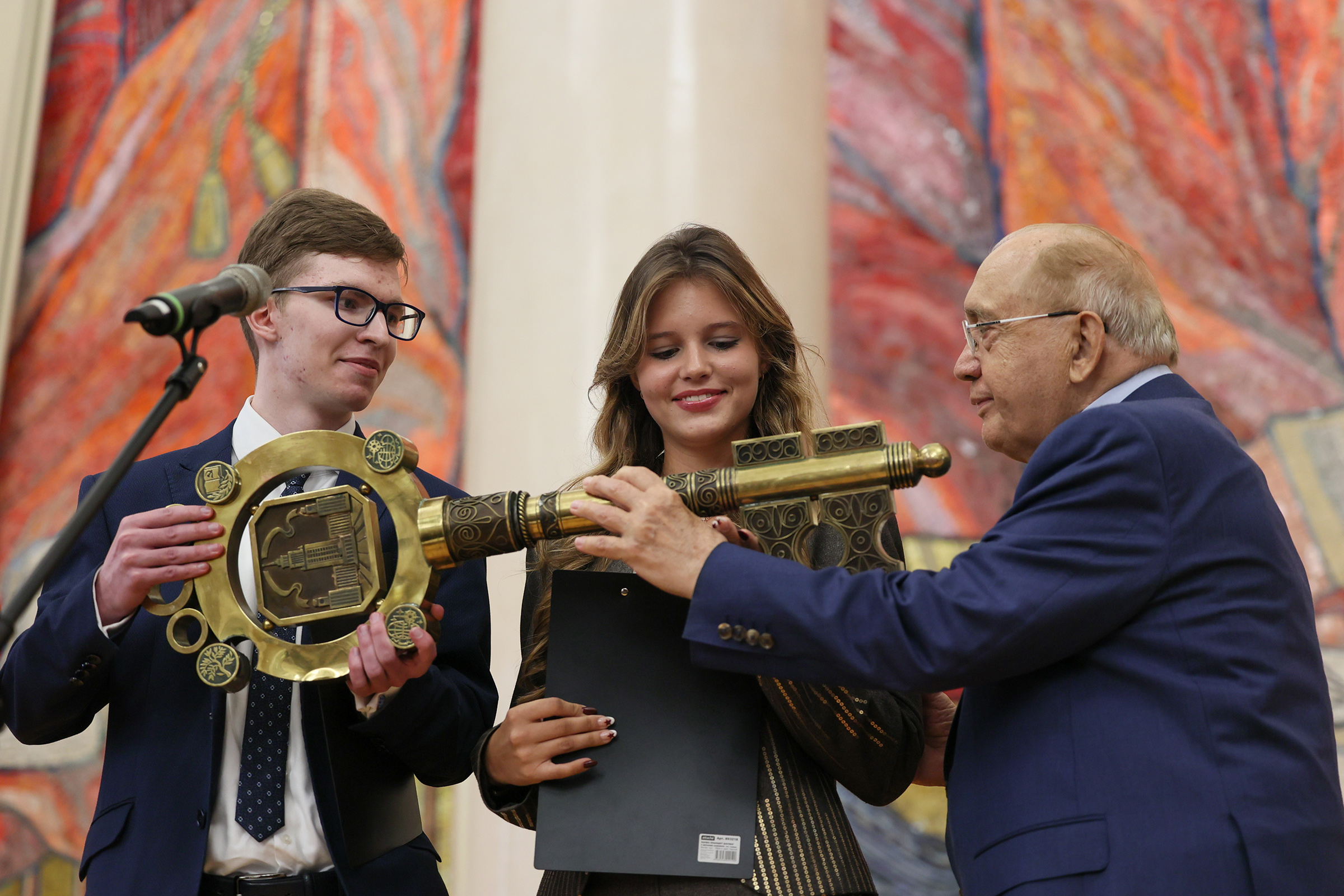 Москва. Ректор МГУ Виктор Садовничий со студентами.

C 1 сентября вступает в силу ряд изменений в сфере образования. Например, количество платных мест в университетах теперь будет определять&nbsp;правительство, а у учащихся пятых-восьмых классов появятся дополнительные часы изучения истории.