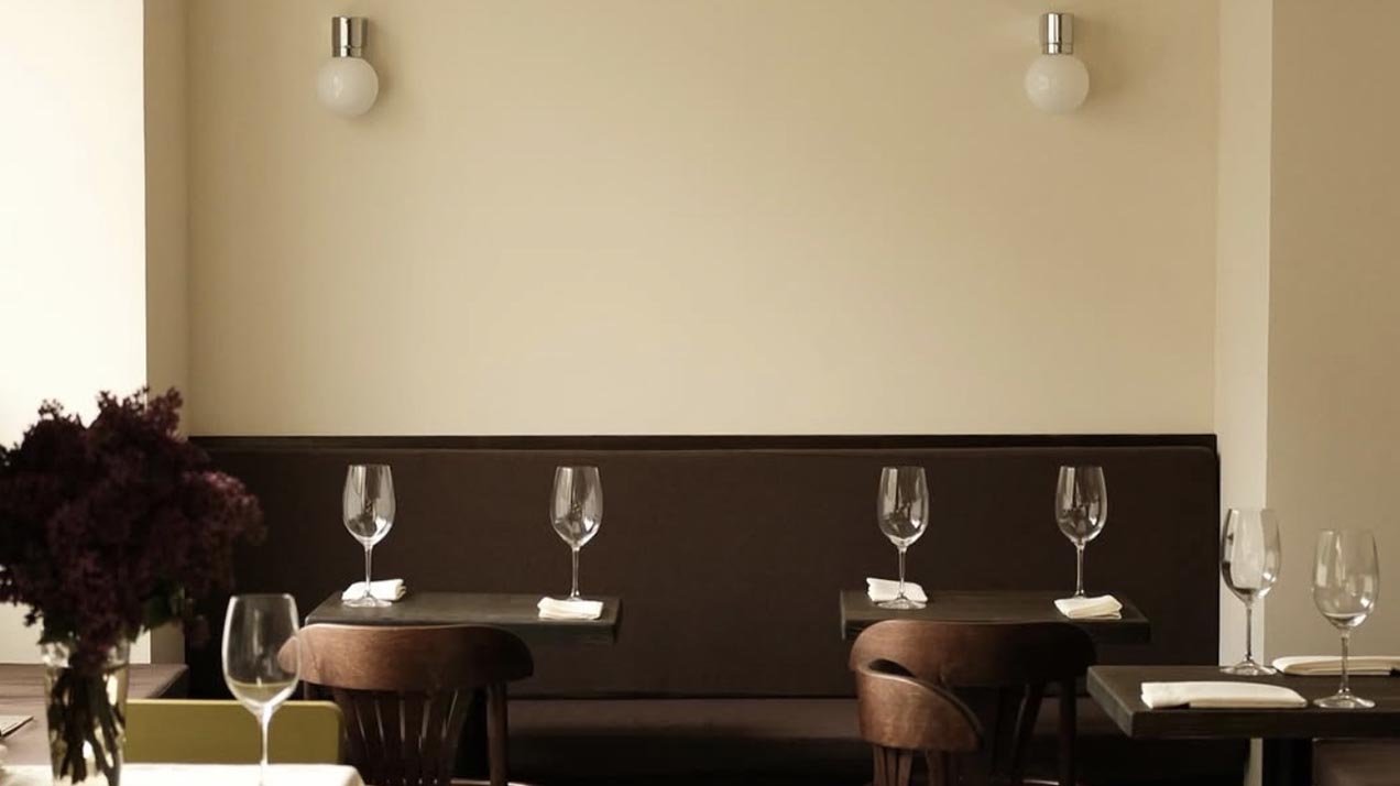 Ресторан May: живой стеллаж с экспериментами