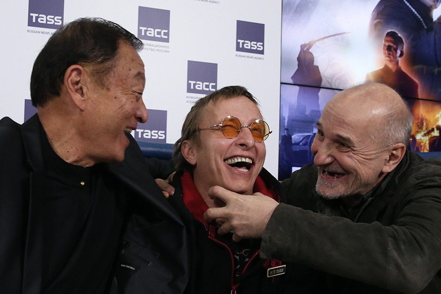 Кэри-Хироюки Тагава, Иван Охлобыстин и Петр Мамонов во время пресс-конференции, посвященной выходу в прокат фильма «Иерей-сан. Исповедь самурая»