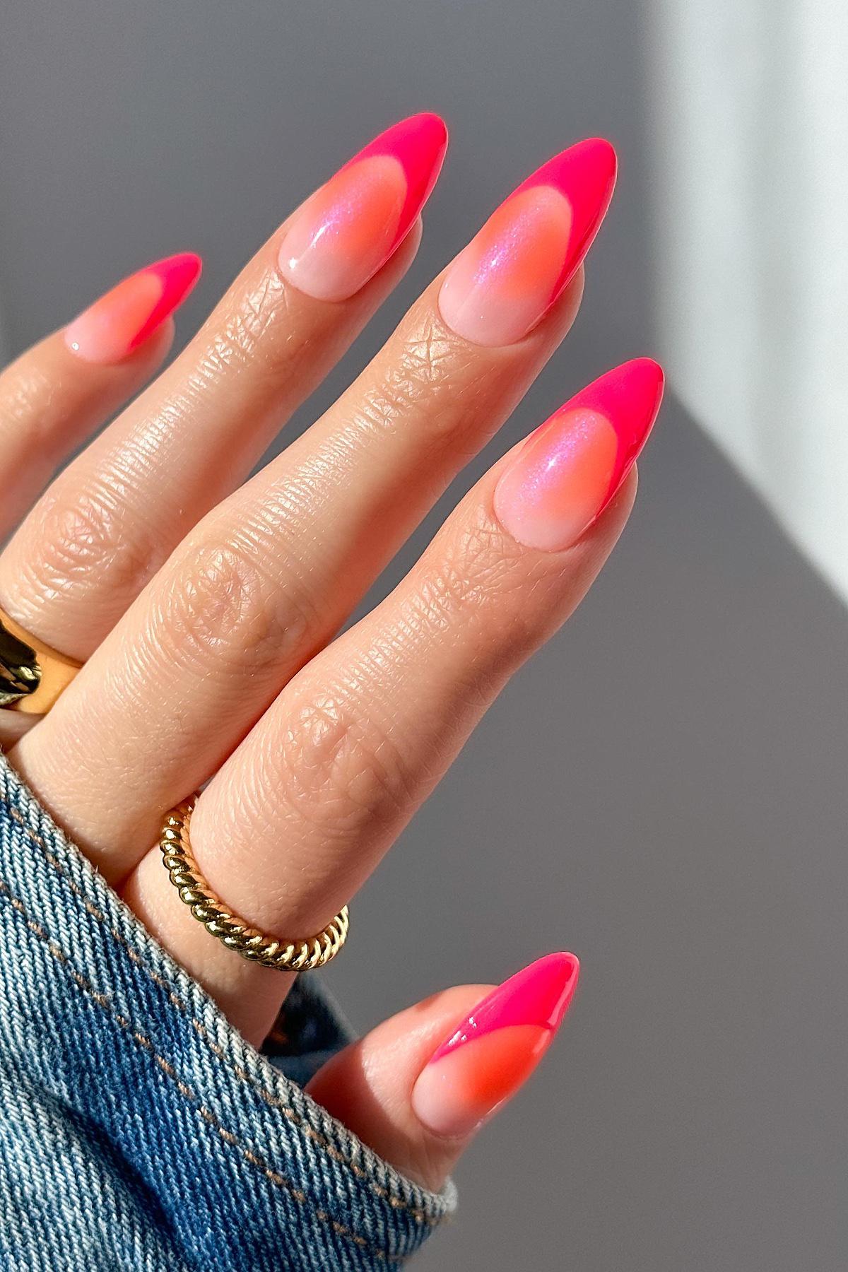 Френч не обязательно делать с белым кончиком. Для разнообразия попробуйте розовый вариант