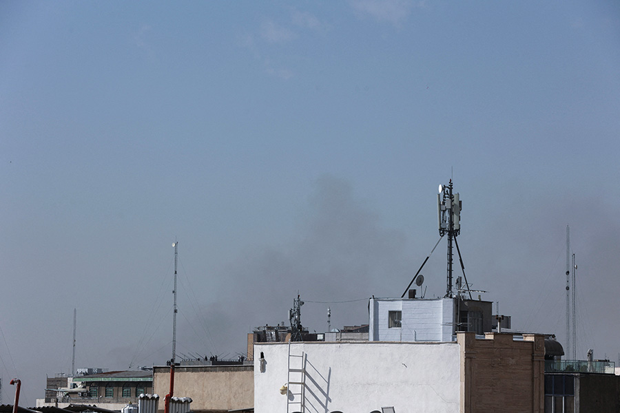 Иран начал ответную атаку. Армия обороны Израиля отследила несколько запусков ракет. «В настоящее время система противовоздушной обороны выявляет и перехватывает угрозы», &mdash; сообщили в ЦАХАЛ.  На фото: Тегеран после взрывов.