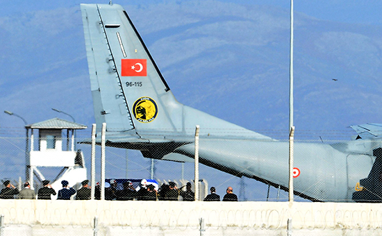 Гроб с&nbsp;российским пилотом в&nbsp;аэропорту Хатай, Турция. 29 ноября 2015 года