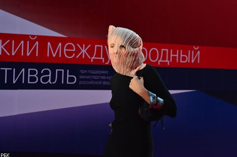 По красной дорожке ММКФ прошла женщина в маске, как у Pussy Riot. ФОТО