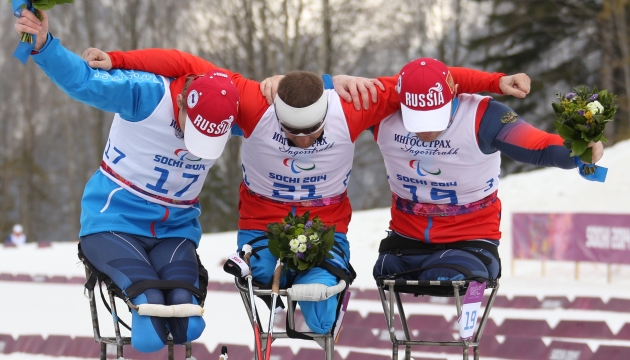 Российские спортсмены Александр Давидович, Роман Петушков, Ирек Зарипов (слева направо) после золотой гонки. 