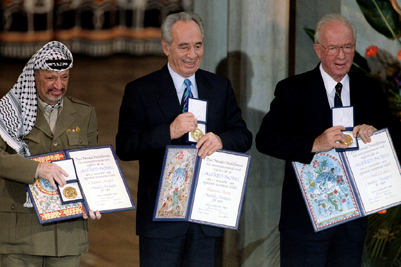 В 1994 году Шимон Перес, Ицхак Рабин и&nbsp;Ясир Арафат получили Нобелевскую премию мира за&nbsp;усилия по&nbsp;достижению мира и&nbsp;вклад в&nbsp;мирное урегулирование на&nbsp;Ближнем Востоке.

После того&nbsp;как&nbsp;в&nbsp;1995 году Рабин был убит, Перес возглавил правительство и&nbsp;Министерство обороны, но&nbsp;проиграл выборы премьер-министра в&nbsp;мае 1996 года кандидату Биньямину Нетаньяху
