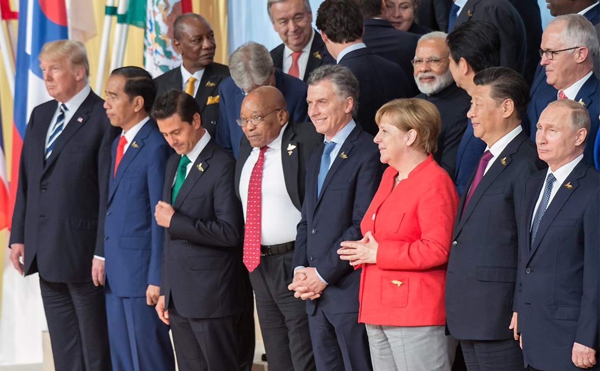 Главы государств во время совместного фотографирования на саммите