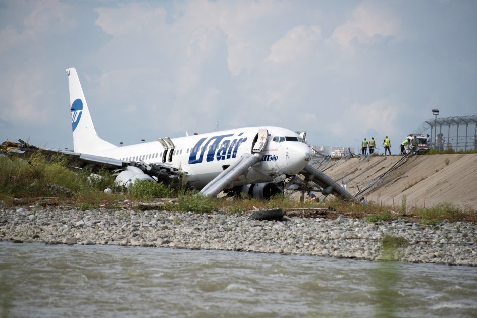 Фото: Boeing 737-800 авиакомпании Utair после аварийной посадки в аэропорту Сочи (Фото: Екатерина Лызлова / РИА Новости)