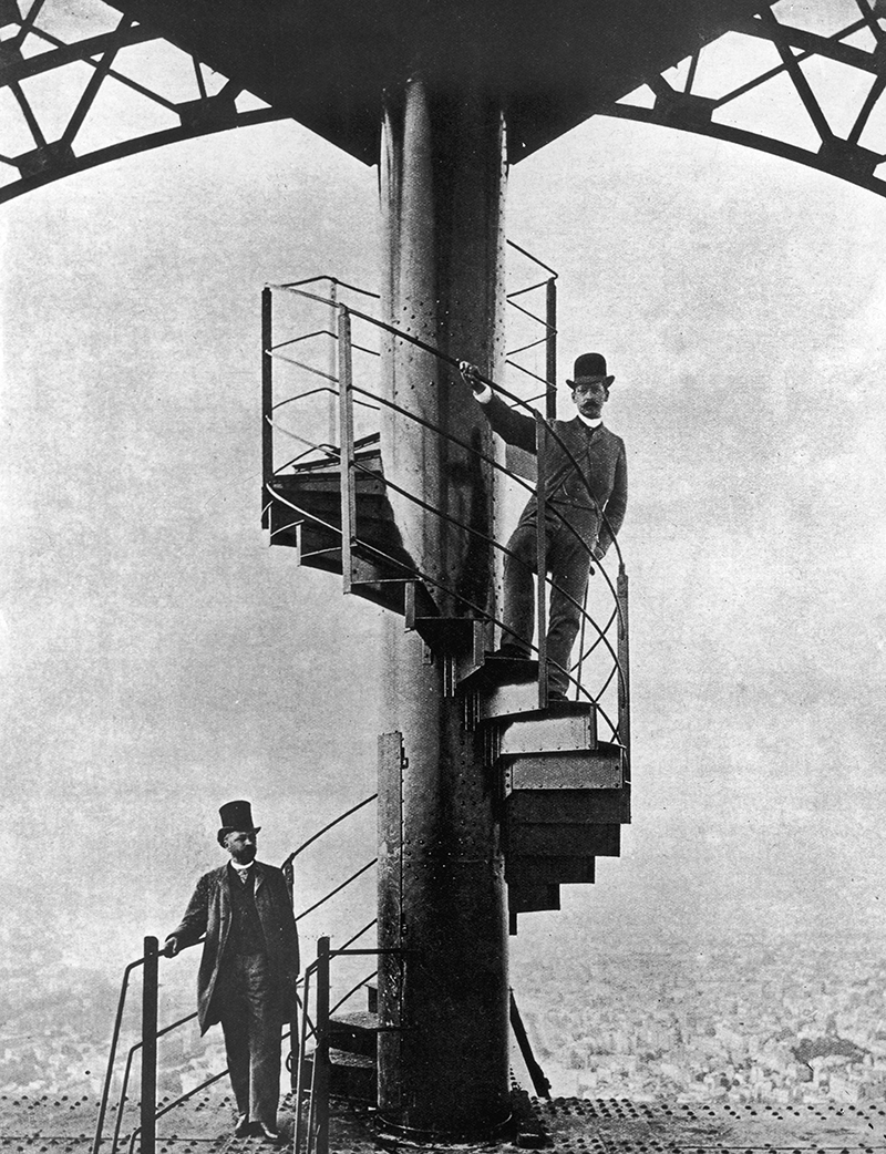 Французский инженер Александр Гюстав Эйфель (слева) на Эйфелевой башне, которую он спроектировал для Всемирной выставки 1889 года в Париже&nbsp;