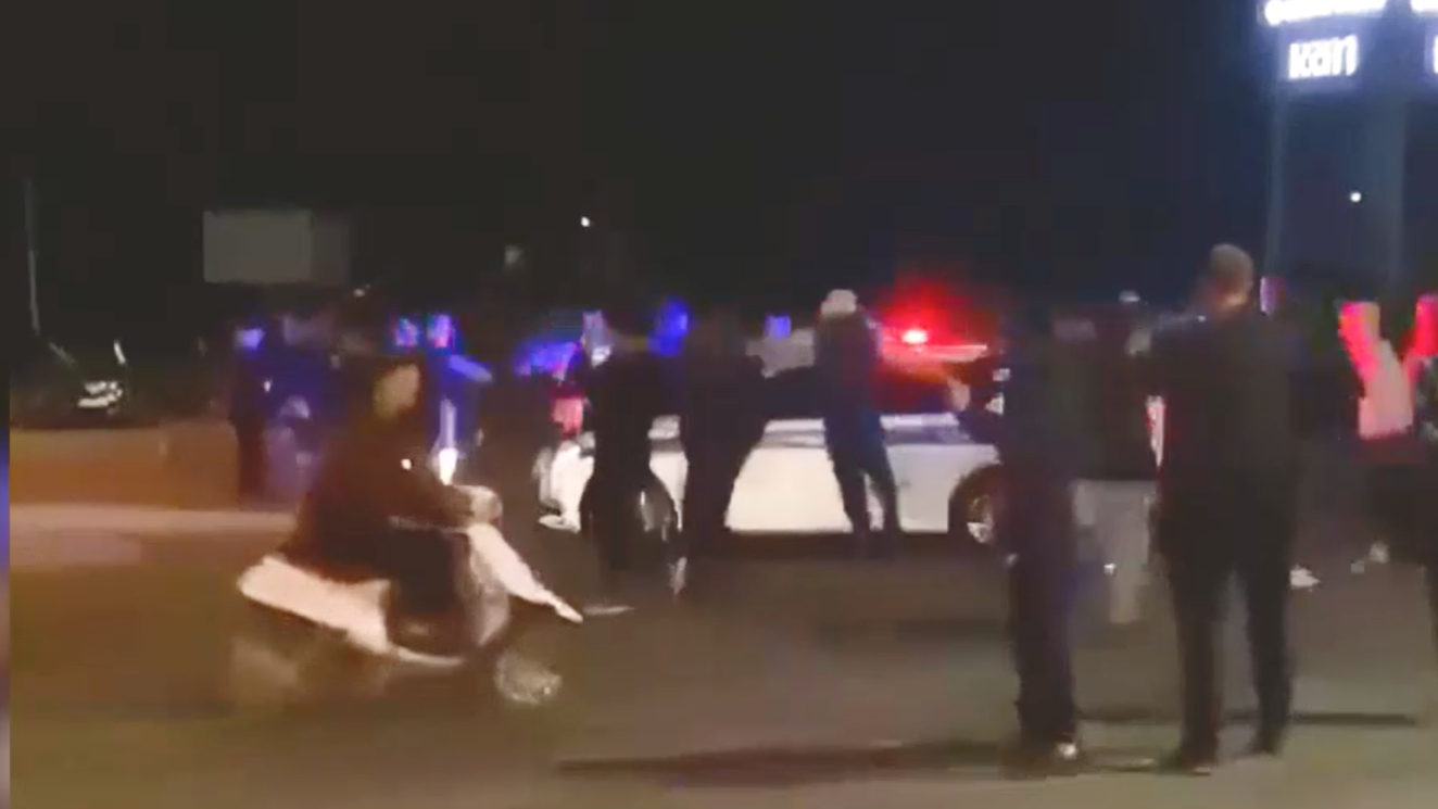 Хоровод вокруг полицейской машины