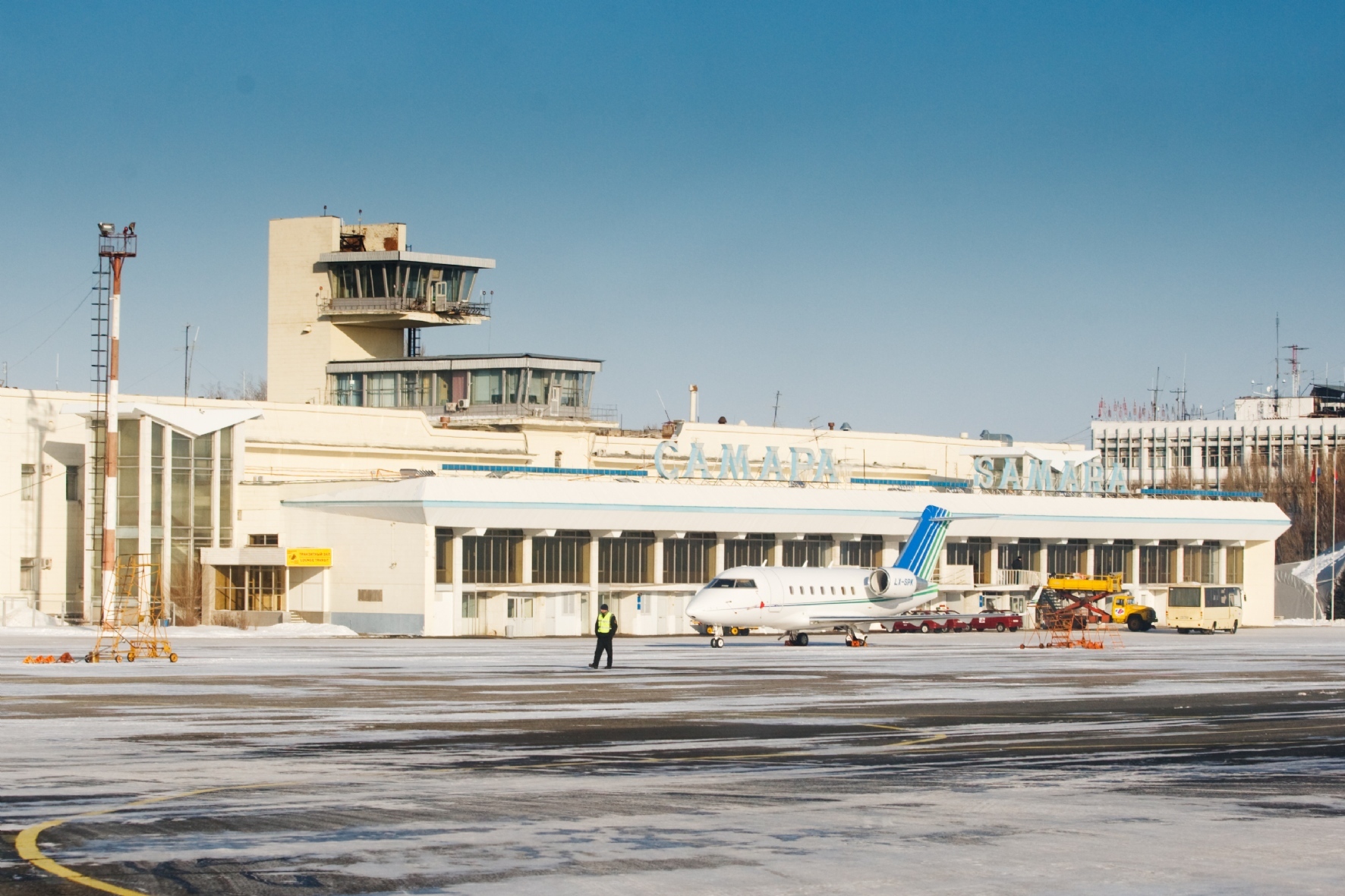 Самолет из Петербурга столкнулся с неожиданным препятствием в Самаре — РБК