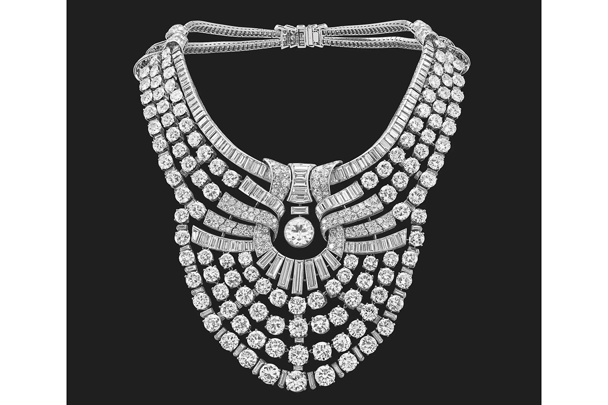 Украденное украшение Van Cleef & Arpels