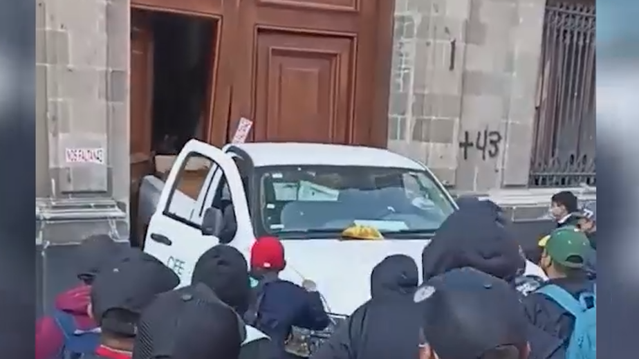 Протестующие в Мексике ворвались в президентский дворец. Видео