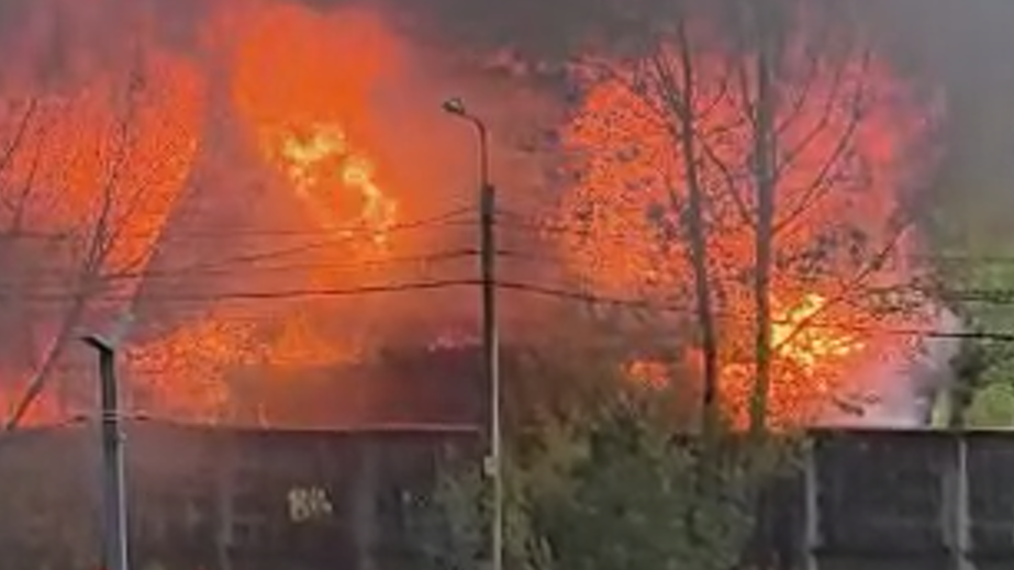 В элитном поселке в Москве загорелись два деревянных дома