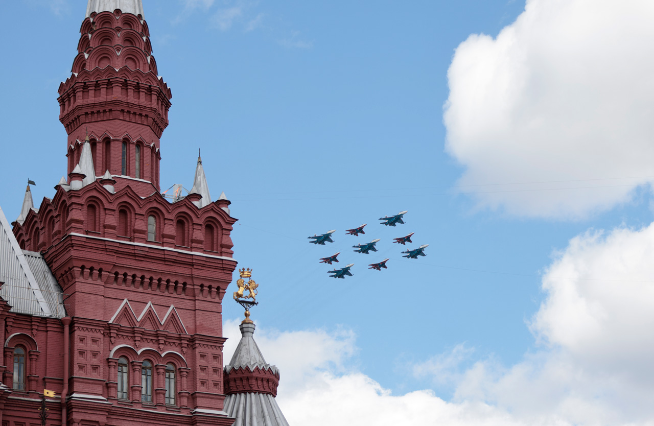 Над Красной площадью пролетели «Русские витязи» на Су-30СМ и «Стрижи» на МиГ-29.