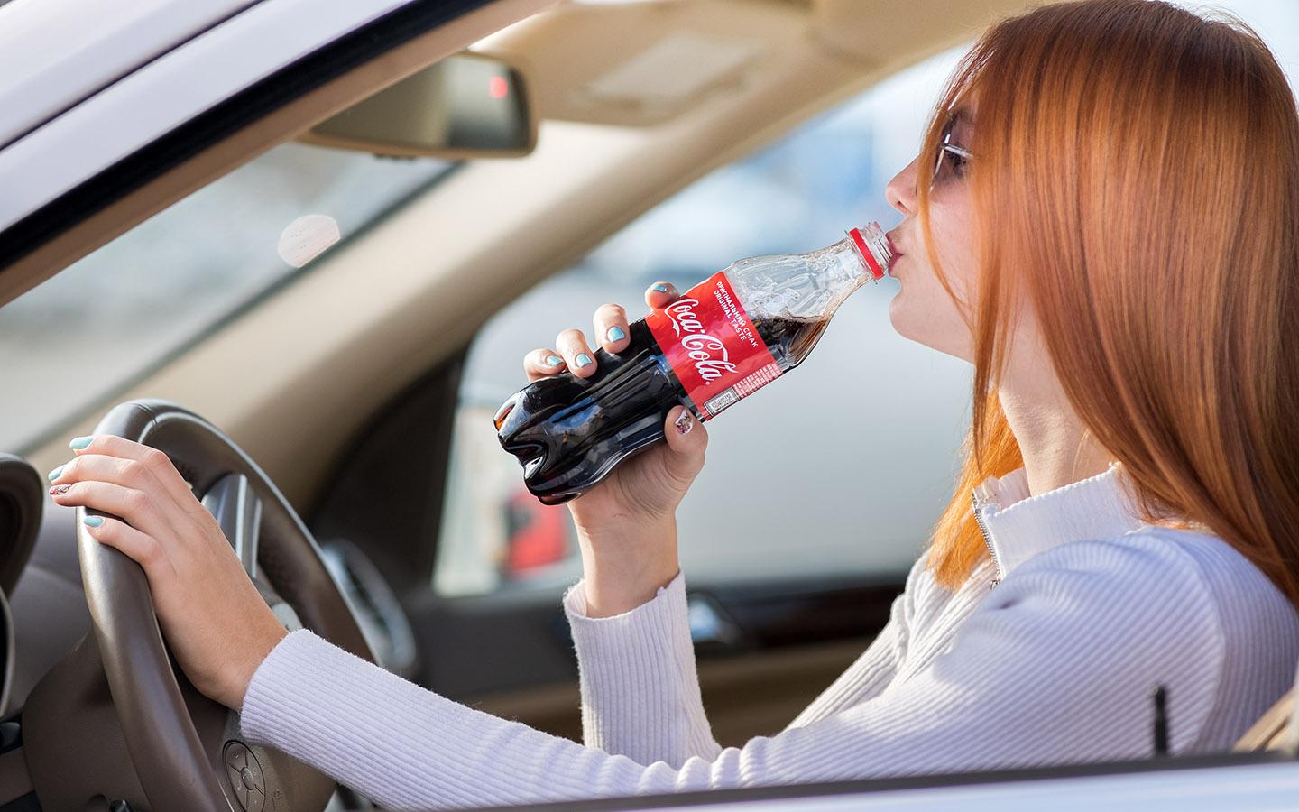 Чем поможет водителю обычная Coca-Cola. Такого вы точно не ожидали