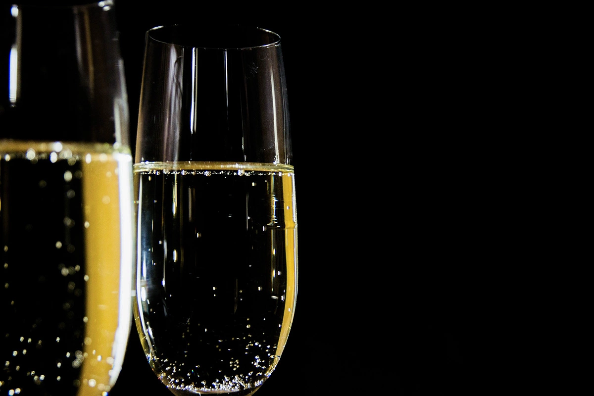 Вино Grand Reserve Blanc de Blancs NV выдерживали на осадке в течение девяти месяцев