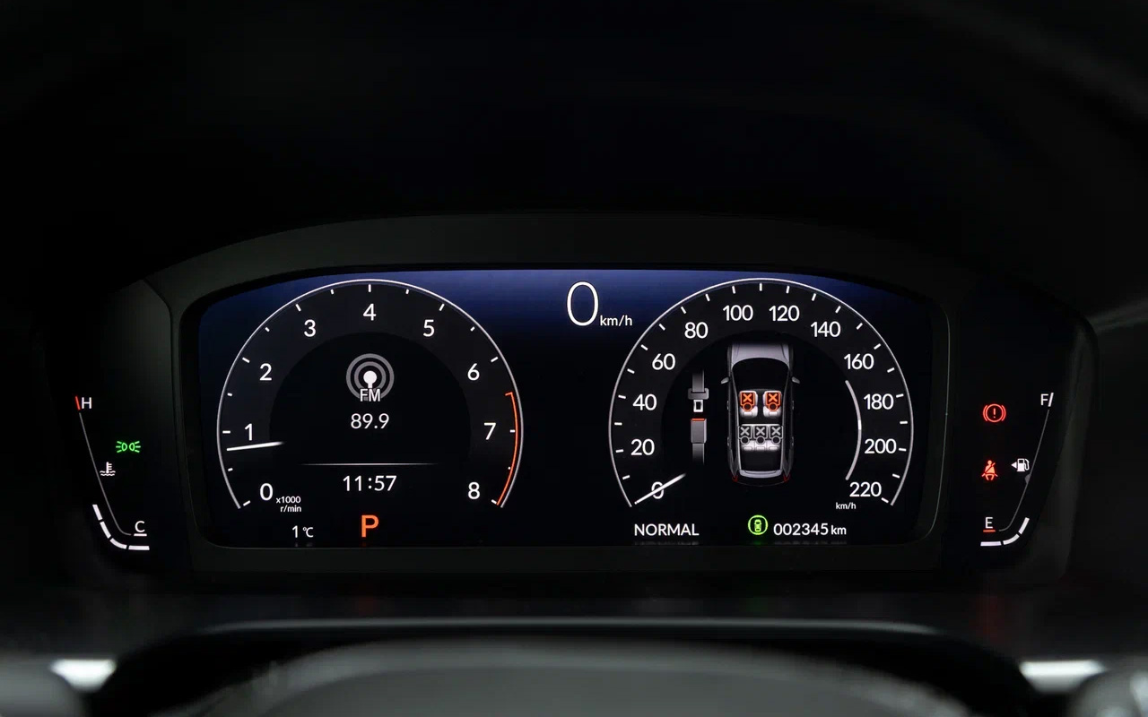 Цифровая приборная панель у Honda CR-V звезд с неба не хватает, зато понятна и приятна глазу. Здесь только самое необходимое, без лишней мишуры