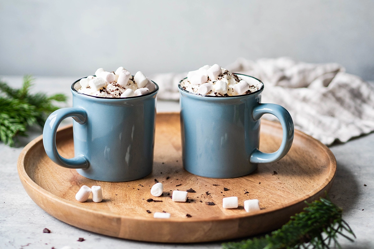 Приготовьте какао с маршмеллоу и вкусные сладости