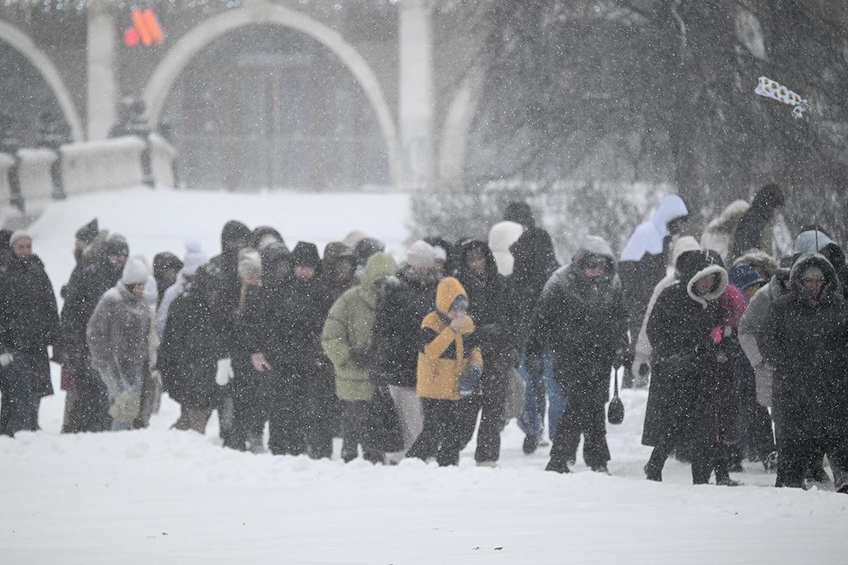 Прохожие во время снегопада на улице в Москве, 9 января 2026 года