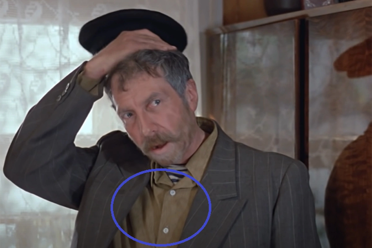 Актер Сергей Юрский в роли дяди Мити, на герое поверх тельняшки надета рубашка темно-зеленого цвета (кадр из фильма «Любовь и голуби»)