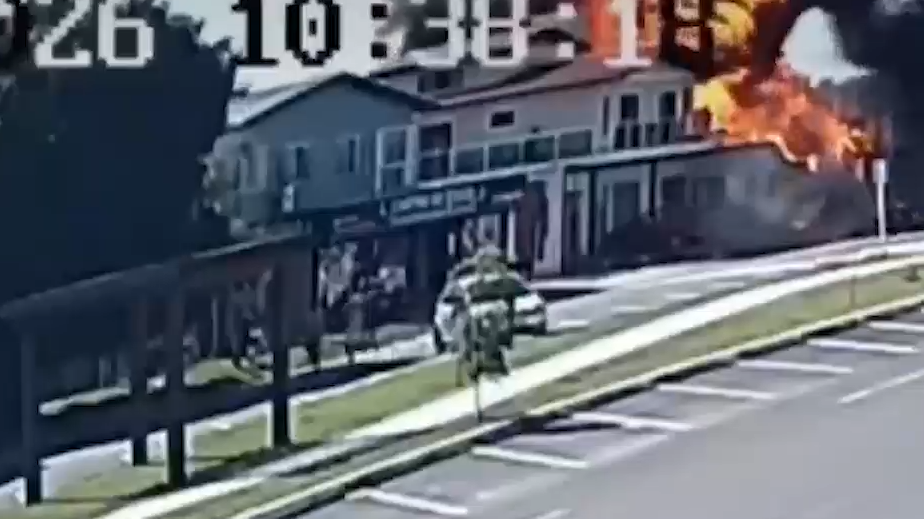 Самолет упал на ресторан в Бразилии. Видео