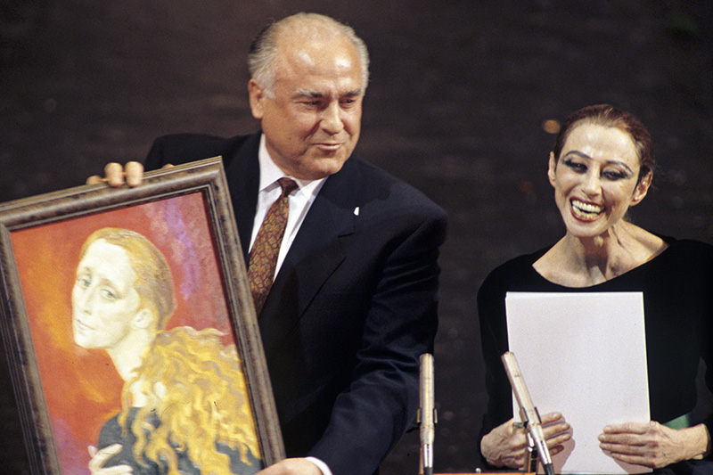Майя Плисецкая принимает поздравления от&nbsp;премьер-министра Виктора Черномырдина на&nbsp;своем юбилейном вечере в&nbsp;Большом театре в&nbsp;1995 году