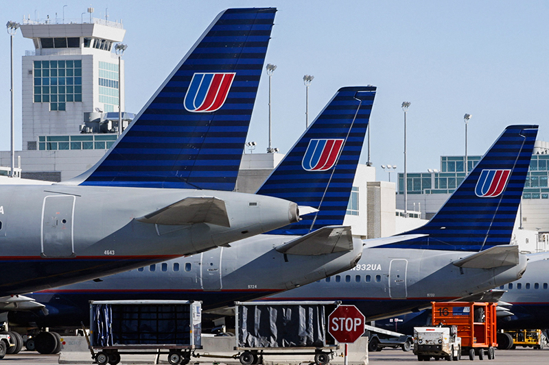 UAL Corp.&#39;s United Airlines

Пассажиропоток: 138,029 млн человек (2014 год)

Этой компании принадлежали два из четырех самолетов, угнанных террористами 11 сентября 2001 года. После теракта, а также в связи с ростом цен на нефть и повышением зарплат&nbsp;United Airlines оказалась в сложной экономической ситуации. 9 декабря 2002 года она&nbsp;объявила о начале процедуры банкротства. Получив временную защиту от кредиторов, компания распродала большую часть активов, сократила штат и даже отказалась от исполнения пенсионных обязательств. Через несколько лет она пыталась продолжить операционную деятельность, создав лоукостера. Но и этот проект United Airlines вынуждена была закрыть. Наконец, в 2010 году было объявлено о слиянии авиакомпании с Continental Airlines. Объединенная United Continental Airlines стала одним из крупнейших перевозчиков в мире. За 2014 год она перевезла 138 млн человек
