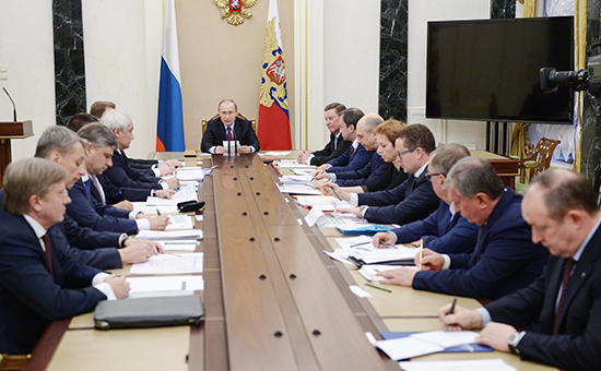 Президент России Владимир Путин (в центре на&nbsp;дальнем плане) в Кремле&nbsp;на&nbsp;совещании по&nbsp;вопросам проведения приватизации в&nbsp;2016 году