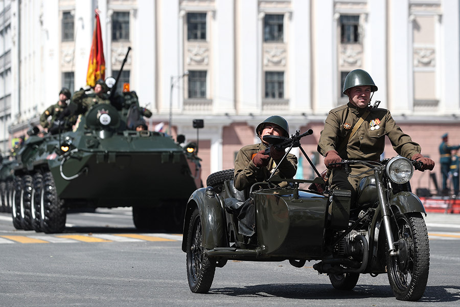 Казань. Военнослужащие в форме ВОВ во время парада
