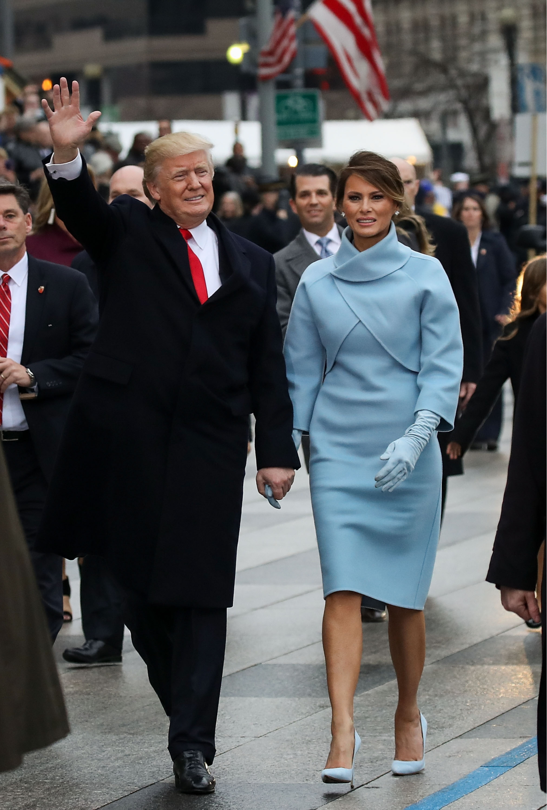 Дональд Трамп предположительно в одежде Brooks Brothers и Мелания Трамп в костюме Ralph Lauren, инаугурационный парад, 2017 год&nbsp;