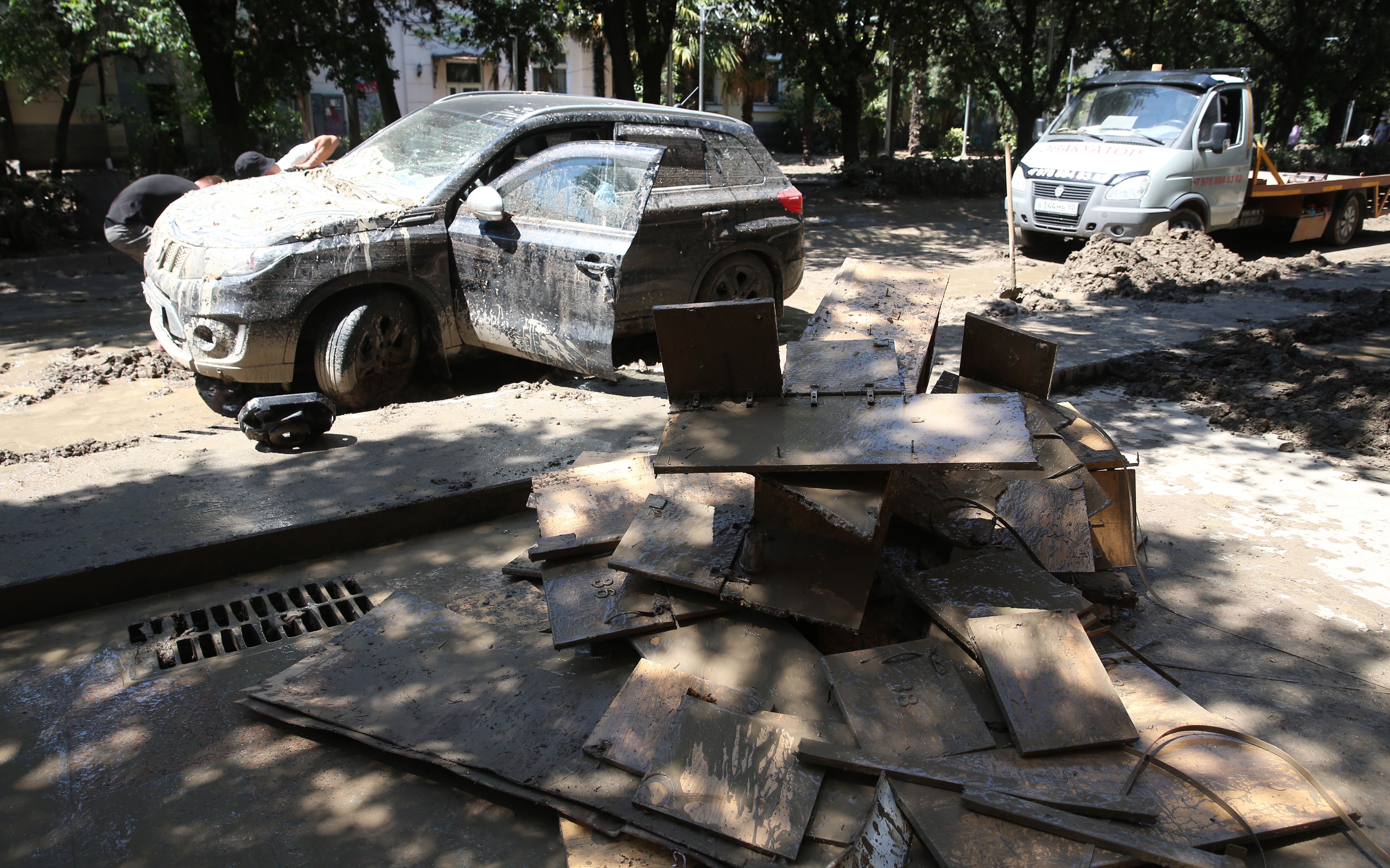 Стихия уничтожила сотни автомобилей в Крыму. Фото, видео