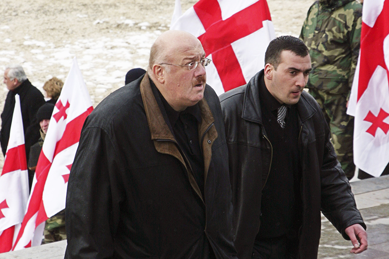 Февраль 2005 г.&nbsp;

Госминистр Грузии по экономическим вопросам Каха Бендукидзе на панихиде в Тбилиси по погибшему премьер-министру Зурабу Жвания.