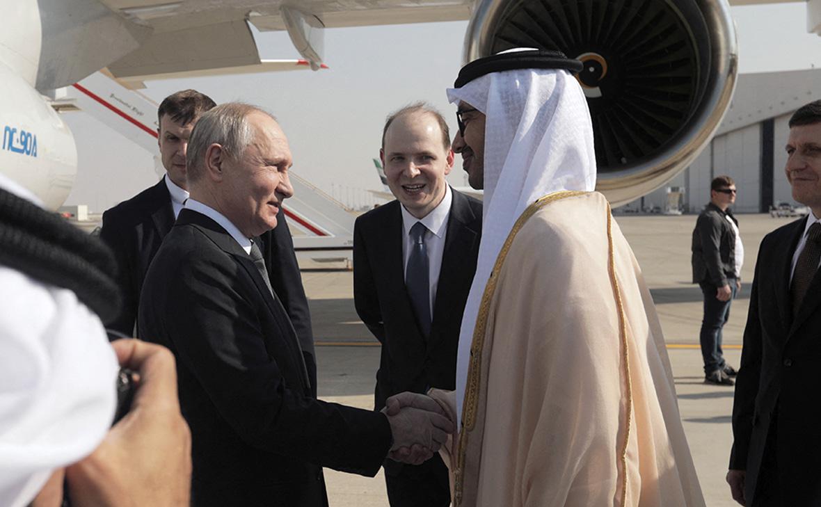 Владимир Путин во время встречи в аэропорту в Абу-Даби