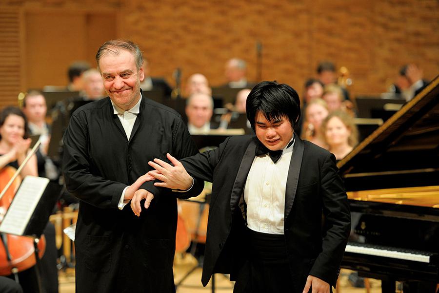 Валерий Гергиев с японским пианистом&nbsp;Нобуюки Цудзии&nbsp;после выступления в концертном зале&nbsp;Мариинского театра, 2012 год