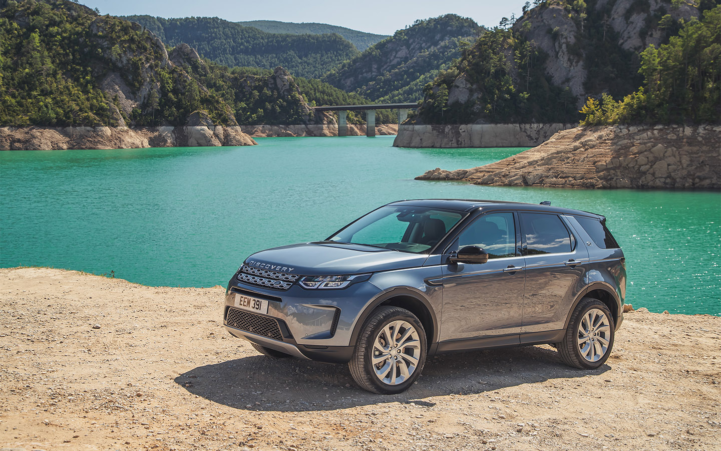 Land Rover Discovery Sport

В 2015 году в России стартовали продажи первого поколения Land Rover Discovery Sport по цене от 2,48 млн до 3,25 млн руб. Автомобиль предлагался с бензиновым турбомотором 2.0 (240 л.с.) и дизелями мощностью от 150 до 190 л.с., все&nbsp;&mdash; с девятиступенчатым &laquo;автоматом&raquo;. Сейчас в дилерских центрах стоит рестайлинг первого поколения, привезенный по параллельному импорту. Цены на кроссовер изменились не так сильно по сравнению с остальными моделями. Самый дешевый обойдется в 5&nbsp;249&nbsp;000 руб., а самый дорогой &mdash; в 6&nbsp;195&nbsp;000 руб.

2015 год


Двигатель&nbsp;&mdash; 2 л
Мощность&nbsp;&mdash; 150 л.с.
Коробка&nbsp;&mdash; &laquo;автомат&raquo;
Макс. скорость&nbsp;&mdash; 180 км/ч
Разгон до 100 км/ч&nbsp;&mdash; 10,3 секунды


2025 год


Двигатель&nbsp;&mdash; 2 л
Мощность&nbsp;&mdash; 249 л.с.
Коробка&nbsp;&mdash; &laquo;автомат&raquo;
Макс. скорость&nbsp;&mdash; 225 км/ч
Разгон до 100 км/ч&nbsp;&mdash; 7,6 секунды
