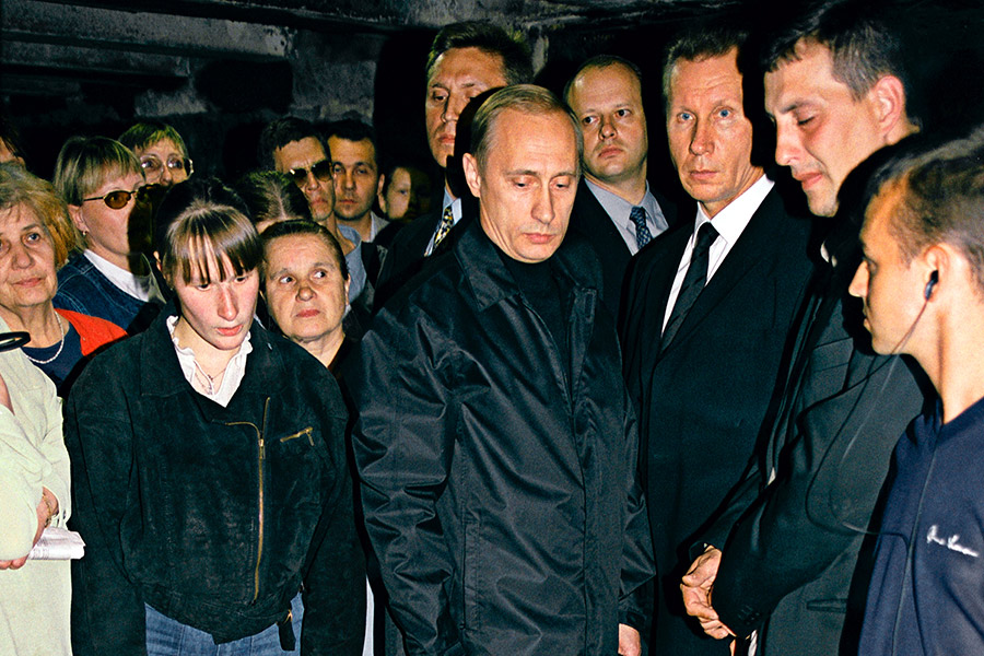На фото: президент России Владимир Путин на месте взрыва