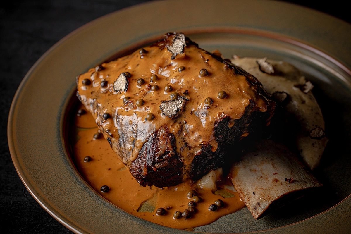 Говяжье ребро с трюфельным пюре и перечным соусом