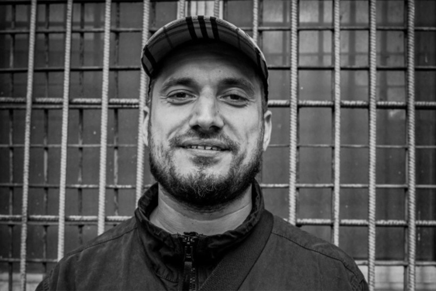 Паша Техник (настоящее имя&nbsp;&mdash; Павел Ивлев)&nbsp;&mdash; один из самых ярких представителей отечественного хип-хоп-андеграунда. В начале нулевых он основал группу Kunteynir (читается как &laquo;контейнер&raquo;), которая обрела популярность в нише. Пока группа неоднократно распадалась и воссоединялась, Техник записывал сольные треки.

Но широкую известность ему принесла не музыка, а эпатажные выходки&nbsp;&mdash; он выступал в маске гориллы, мог раздеться на сцене и регулярно попадал в скандалы. В последние годы он стал живым мемом&nbsp;&mdash; его фразы, образы и шутки разлетелись по сети.

Техник страдал наркотической зависимостью и неоднократно проходил лечение в реабилитационных центрах, но не поборол ее. В конце марта рэпер в тяжелом состоянии попал в тайскую больницу. Там его ввели в искусственную кому, а 4 апреля он скончался в возрасте 40 лет.