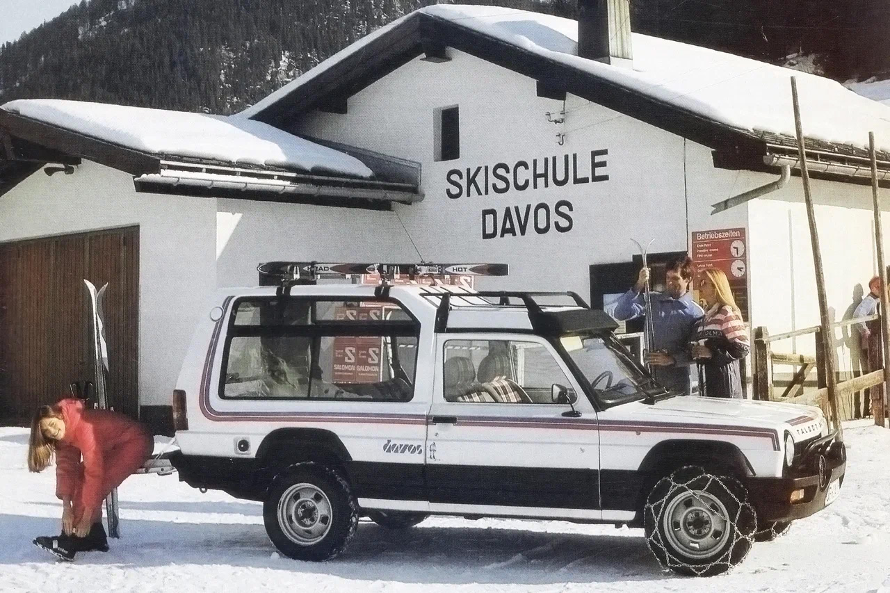 Вдобавок выходили лимитированные спецсерии. Черная Midnight, белые — Courreges от модельера Куррежа и Nautica от дизайнеров яхт. А еще эта Davos с магнитолой Blaupunkt, багажником для лыж и цепями противоскольжения