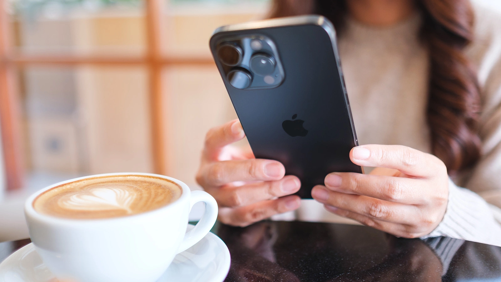 В iPhone появится новая функция, которая поможет разделить счет в кафе