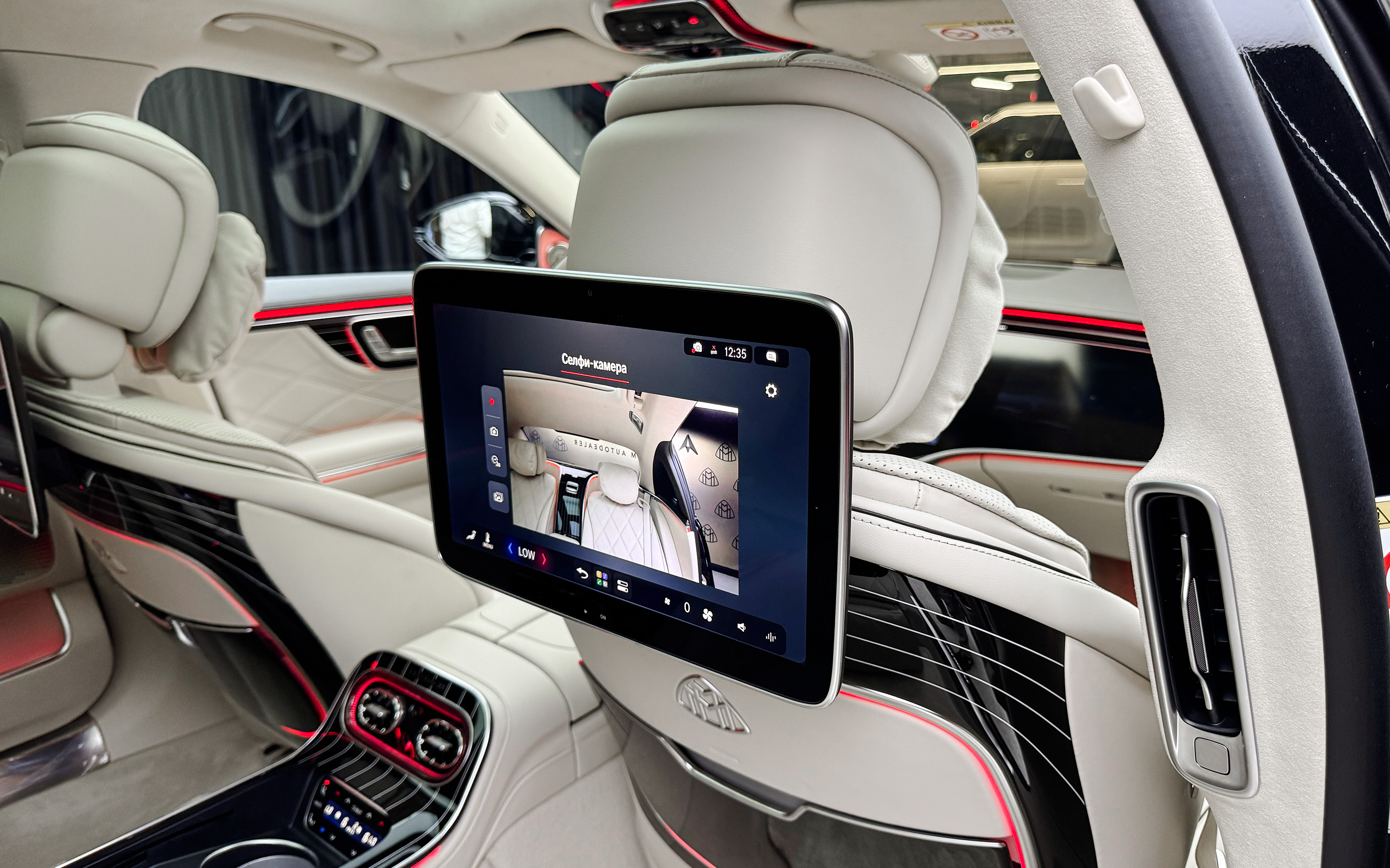 Регулировать экран вручную владельцу Maybach не по статусу. Поэтому изменить угол наклона можно прямо через тачскрин