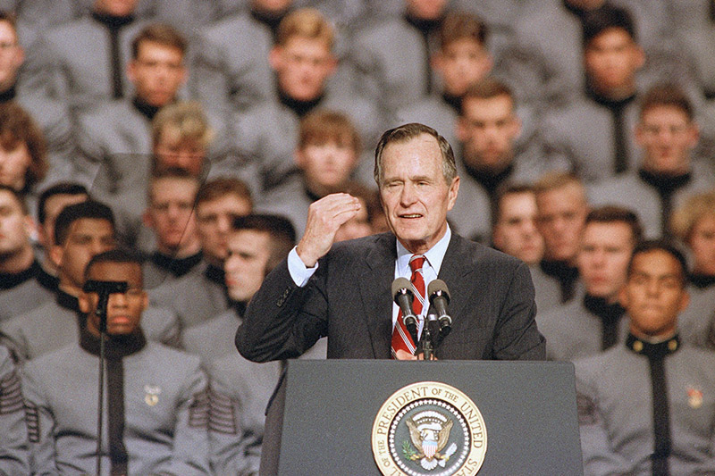 Джордж Буш-старший выступает в&nbsp;Военной академии&nbsp;США. 1993 год
