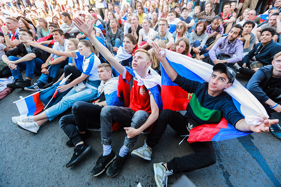 Болельщики в фан-зоне во время трансляции матча в Санкт-Петербурге
