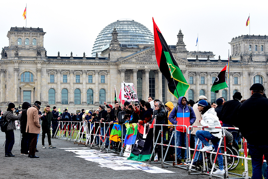 Демонстранты у здания рейхстага в Берлине