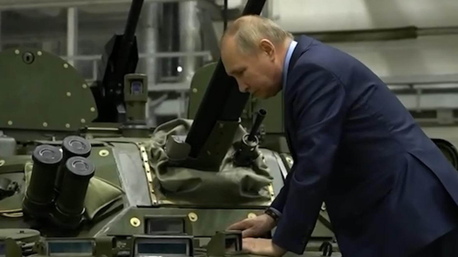 Путин осмотрел БМП на заводе в Туле