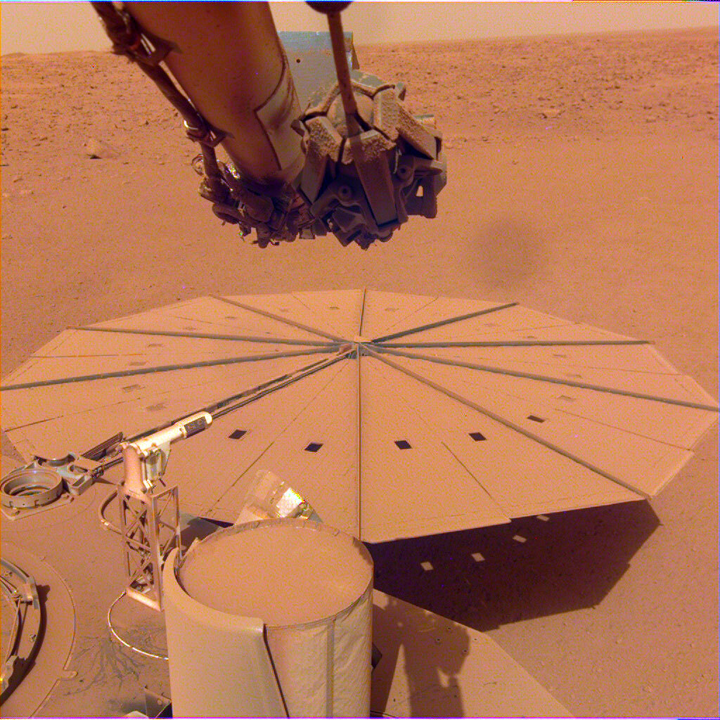 InSight сделала это изображение одной из своих покрытых пылью солнечных панелей 24 апреля 2022 года, на 1211-й марсианский день его миссии.