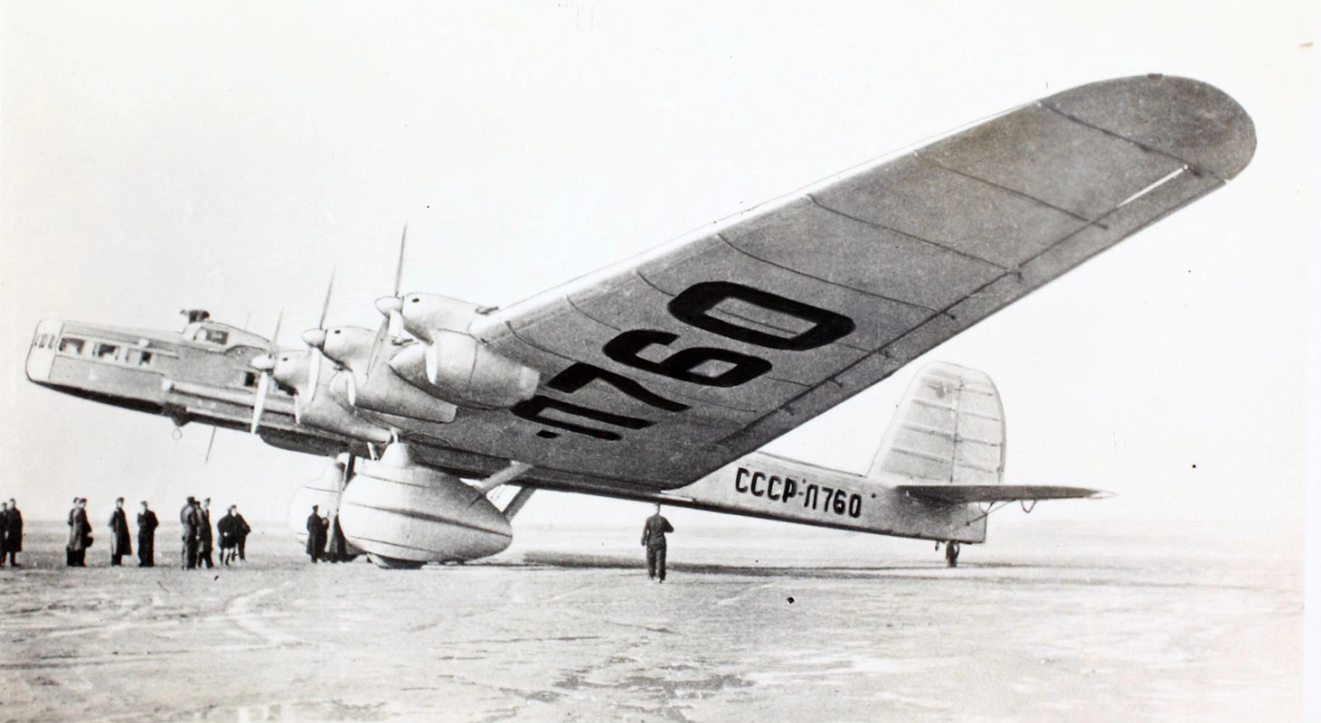 <p>Самолет ПС-124 (АНТ-20бис)&nbsp;&mdash; первый советский лайнер, на борту которого появилась техническая возможность подавать горячую еду пассажирам</p>